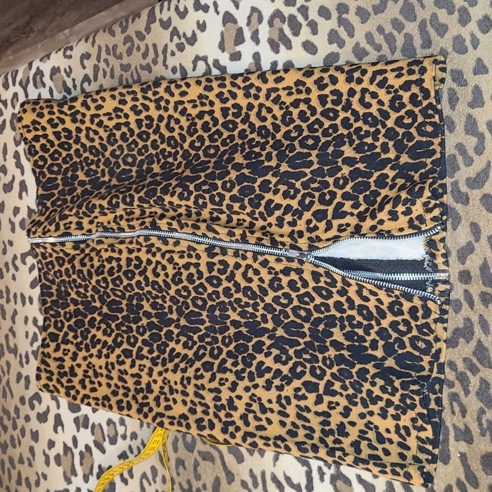 Leopard Print Pencil Skirt W/ Zipper Detailing - Picture 4 of 5